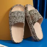 Chancletas tipo ojota de goma con diseño de animal print, suela antideslizante y ajuste cómodo.