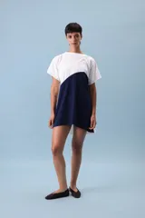 Remerón corto de algodón, con diseño bicolor blanco y azul marino.
