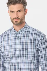 Camisa de manga larga con estampado de cuadros en tonos azules, grises y marrones. Presenta cuello abotonado, bolsillo frontal en el pecho y botones personalizados.