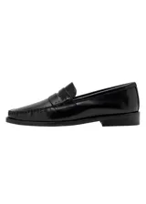 Mocasines de piel vacuna en color negro, de diseño clásico con suela plana y costuras visibles en el empeine.