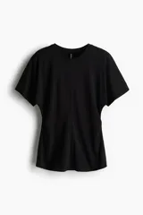 Remera de algodón negro con mangas cortas amplias, cuello redondo y frunces laterales.