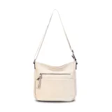 Bandolera morral color beige con dos bolsillos frontales con cierre y tiradores de flecos. Tiene una apertura superior con cierre, división interna y bolsillos interiores. Incluye un bolsillo trasero con cierre y una correa larga regulable combinada a tono.