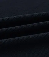 Remera regular de manga corta y cuello redondo color negro, con diseño texturizado y detalles de rayas contrastantes en cuello y puños.
