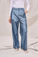 Pantalón cargo azul metalizado de corte wide leg y tiro medio, con bolsillos laterales y cierre frontal con botón y cremallera.