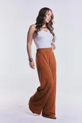 Pantalón camel de pierna ancha y corte recto, con pretina elástica fruncida en la cintura.