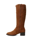 Bota de caña alta marca Bottero, confeccionada en gamuza color marrón camel, con taco cuadrado bajo y detalle de hebilla metálica con tiras en la parte superior de la caña.