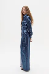 Pantalón culotte de tiro alto en lino metalizado azul, con diseño de pernera ancha y recta.