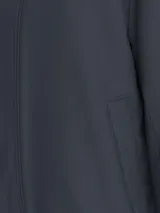 Campera azul marino con cierre frontal, cuello alto y logo de la marca en el pecho.