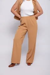 Pantalón ancho color ladrillo, con elástico en la cintura, dos bolsillos laterales y uno falso atrás.