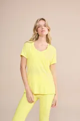 Remera amarilla de tejido Comfort® con escote en V y aberturas laterales. Fabricada con tecnología Quick Dry y Easy Care, y fibras de Poliamida Sensil®.