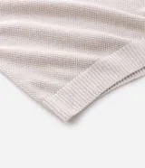 Polo de manga corta con textura en relieve, cuello tipo polo con abertura frontal sin botones y detalles de líneas contrastantes en cuello y puños.