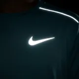 Remera deportiva Nike Miler de manga corta, color negro, con tecnología Dri-FIT, detalles reflectantes en los hombros y el logo de la marca estampado en el pecho.