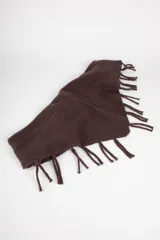 Bufanda triangular tejida en color negro, con detalle de flecos en todo el borde. Diseño versátil que permite su uso como bufanda o poncho.