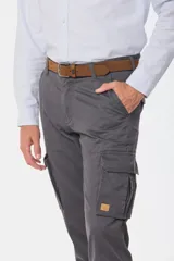 Pantalón cargo de gabardina en color verde militar, con bolsillos laterales tipo cargo con solapa y cierre de botón, y bolsillos frontales clásicos.