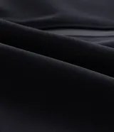 Campera estilo bomber de color negro, confeccionada con tejido repelente al agua. Posee cuello semi alto, cierre frontal con cremallera, bolsillos laterales y puños y dobladillo elastizados. Marca Marfinno.