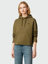 Buzo blanco con capucha y bolsillo tipo canguro, con logo bordado en el pecho.