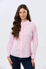 Camisa de lino lisa de manga larga, con cuello clásico y cierre frontal de botones.