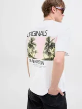 Camiseta blanca de algodón orgánico y poliéster reciclado, con cuello redondo y estampado en la espalda con palmeras y texto 'Originals Summer Edition'.