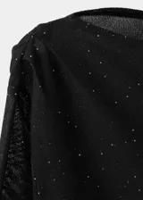 Top de manga larga con cuello barco, confeccionado en tejido de punto fino con acabado brillante. Presenta un diseño entallado y una textura sutilmente traslúcida.