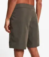 Bermuda de hombre estilo surf, color beige, con cintura fija, cordón contrastante y bolsillo trasero con tirador.