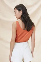 Musculosa de algodón color fucsia, con escote redondo y corte ajustado al cuerpo.