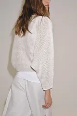Jersey de punto con cuello barco y mangas anchas de corte holgado.