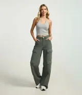 Musculosa corta de algodón color gris, con escote halter y espalda descubierta.