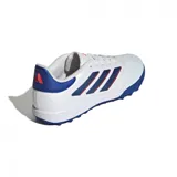 Championes de fútbol Adidas Copa Pure 2 League Tf, color blanco con detalles en azul y rojo.