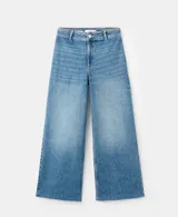 Jeans de denim azul de tiro medio, corte wide leg y diseño de pernera ancha con terminación deshilachada en el bajo.