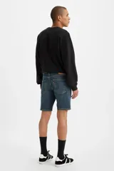 Bermuda de jean azul de calce slim, tiro medio y largo a la rodilla.