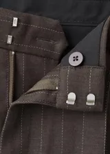 Pantalón de corte recto y tiro medio con diseño de raya diplomática, detalle de pinzas y bolsillos laterales.