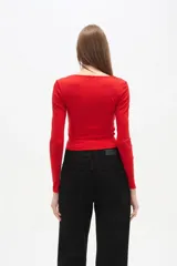 Remera manga larga color blanco, con ajuste al cuerpo y escote cuadrado.