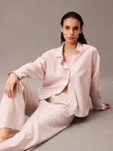 Pantalón de pijama de corte relajado y pernera ancha, confeccionado en popelina de algodón. Presenta cintura elástica con etiqueta de marca y bolsillos laterales.