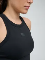Top deportivo Umbro modelo Kia, color azul marino con detalles en gris en el cuello y sisas. Cuenta con logo estampado en el pecho y diseño de espalda deportiva.
