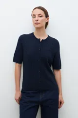Cardigan gris melange de tejido de punto con diseño texturizado, manga corta y cierre frontal con botones.