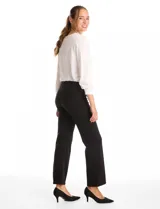Pantalón de vestir marca Tahari, de corte recto y tiro alto. Confeccionado en tejido elastizado, presenta una faja interna en la cintura y costuras verticales pespuntadas en el frente de las piernas. Incluye un detalle metálico con logo.