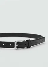 Cinturón fino negro con diseño de efecto piel de cocodrilo y hebilla metálica rectangular plateada.