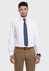 Camisa blanca de corte clásico confeccionada en tejido de algodón premium.