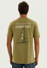 Remera de manga corta color beige con cuello redondo y diseño estampado en el pecho con el número 1880.