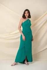 Vestido largo de fiesta color rojo, con un solo hombro, escote asimétrico con abertura y falda cruzada con abertura lateral. Confeccionado en tejido con spandex para un calce perfecto.