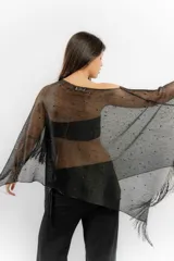 Poncho de tejido calado negro con apliques de piedras y flecos.