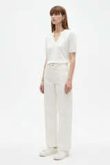 Pantalón jean blanco de corte recto y tiro alto, con bolsillos laterales y traseros clásicos.