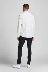 Camisa blanca de vestir de manga larga, cuello abotonado y corte slim fit.