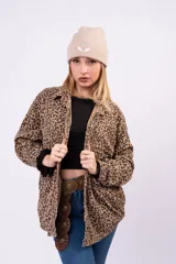 Sobrecamisa tipo shacket de pana con estampado animal print de leopardo, corte oversize y diseño relajado con cierre frontal de botones.
