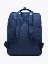 Mochila color verde militar con diseño clásico y minimalista. Cuenta con un compartimento principal con cierre de doble cremallera, un bolsillo frontal con cierre y dos asas superiores con broche. En el frente, tiene un parche circular con el texto "FORUM INDUSTRIES CO." en rojo.