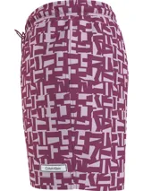 Short de baño morado con estampado geométrico en blanco, cintura elástica con cordón ajustable, bolsillos laterales y trasero, forro de malla y logo de Calvin Klein en el dobladillo.
