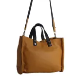 Cartera mediana de cuero color marrón con doble asa, una corta y otra larga desmontable y regulable.