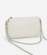 Cartera baguette color marrón con textura croco, asa corta y cadena larga dorada.