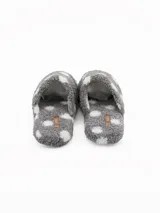 Pantuflas de estar por casa confeccionadas en tejido de peluche suave, color marrón con estampado de lunares blancos. Diseño abierto con plantilla acolchada y marca Lucce.