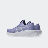 Championes de running Asics modelo Gel Cumulus 28, color violeta con detalles en blanco. Presentan tecnología de amortiguación FF BLAST MAX y suela FLUIDRIDE para mayor reactividad y suavidad en la pisada.